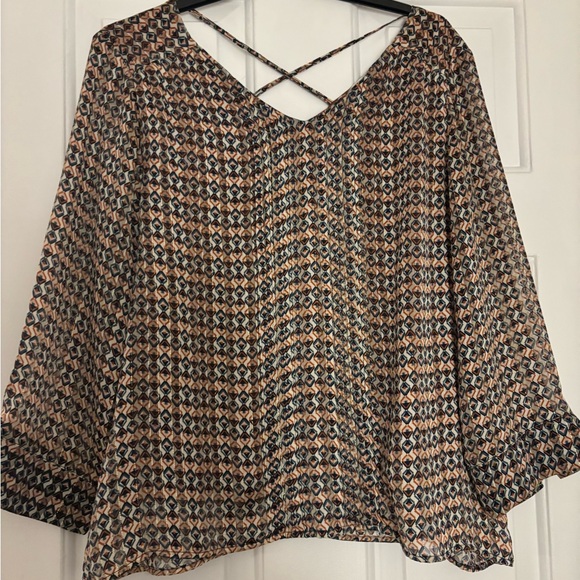 Elegant Geometric Patterned Blouse - Picture 1 of 5